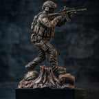 Statuetka Taktyczna Operator z Karabinem | Ręcznie Malowana Diorama | Ciężka Dekoracja na Biurko z Grawerem