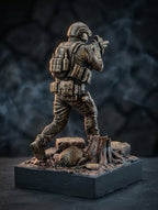 Statuetka Taktyczna Operator z Karabinem | Ręcznie Malowana Diorama | Ciężka Dekoracja na Biurko z Grawerem