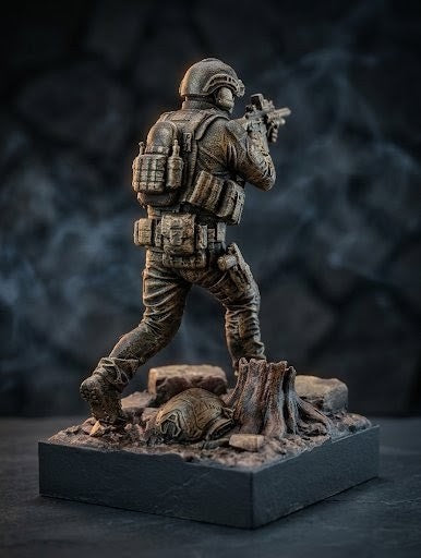 Statuetka Taktyczna Operator z Karabinem | Ręcznie Malowana Diorama | Ciężka Dekoracja na Biurko z Grawerem