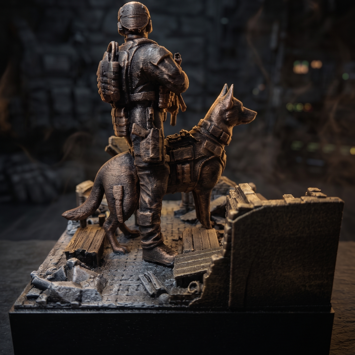 Taktyczna Diorama Operator K9 | Statuetka Siły Specjalne i Pies Wojskowy | Prezent dla Gracza i Weterana